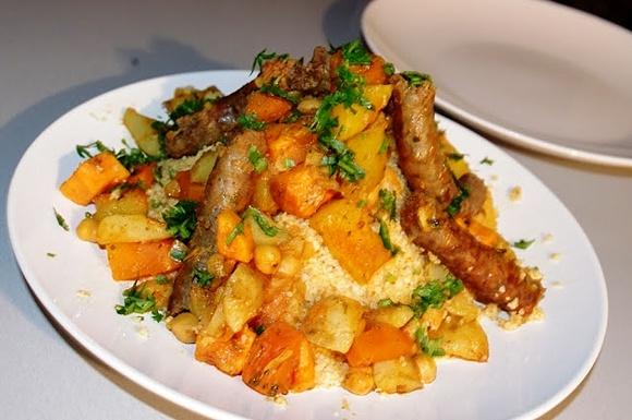 Bulgur z warzywami korzeniowymi, kiełbaskami merguez i pomarańczami