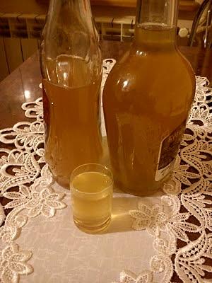 Miodowa pigwówka - przepis na domowy alkohol z pigwy