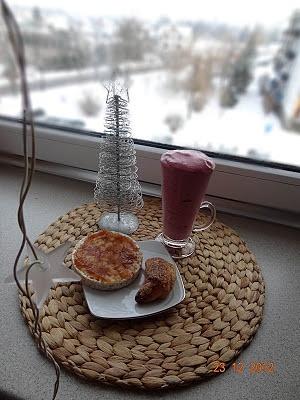 Przepis na gęste smoothie z owocami i dodatkami