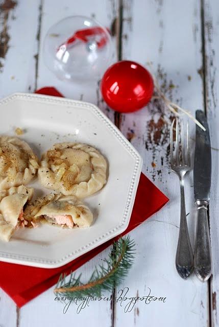 Pierogi z kapustą, grzybami i łososiem