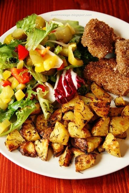 Pieczone ziemniaki z kotletami sojowymi i surówką
