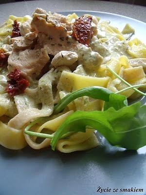 Tagliatelle z sosem pesto i pierś z kurczaka