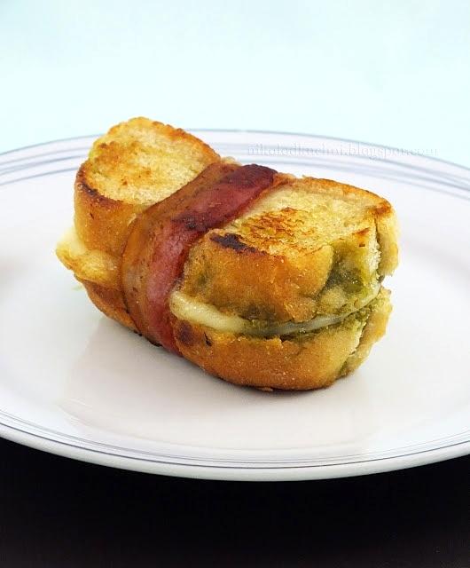 Grzanki z ciabatty z pesto, mozzarellą i boczkiem