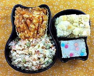 Bento po Bożym Narodzeniu z rybą po grecku i sałatką jarzynową