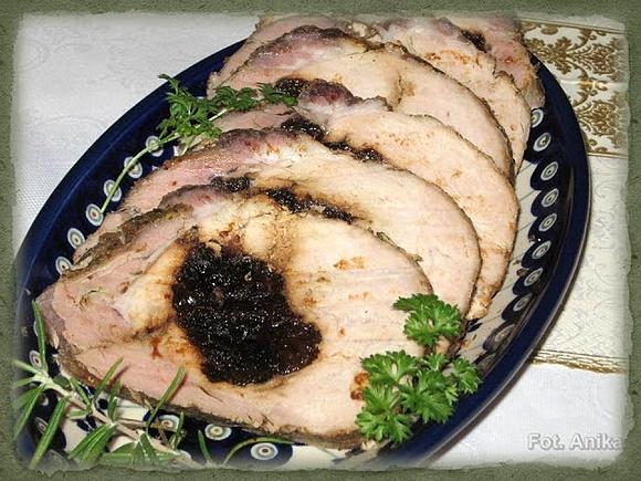 Pieczony schab ze śliwkami - przepis na eleganckie danie świąteczne
