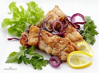 Smażony karp z czerwoną cebulą