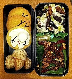 Bento nr 27 z śledziami, sałatką i deserem