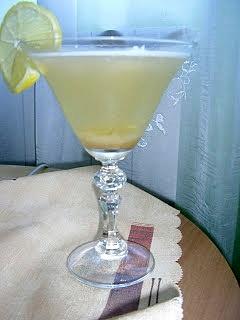 Drink z ginem i toniciem