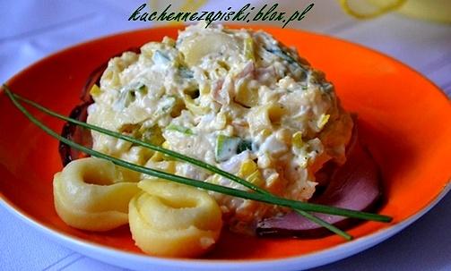 Sałatka z makaronem tortellini i porem