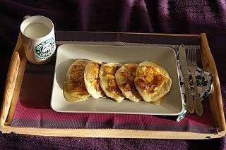 Śniadanie - pancakes z mleczkiem kokosowym i mango