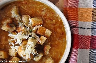 Zupa cebulowa z jabłkiem i serowymi grzankami