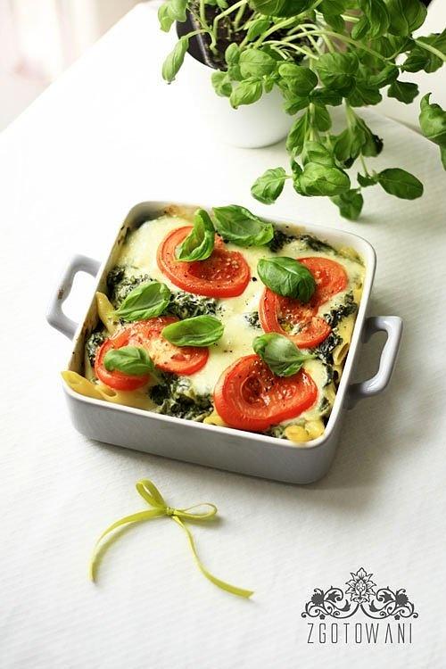 Zapiekanka ze szpinakiem mozzarellą i pomidorami