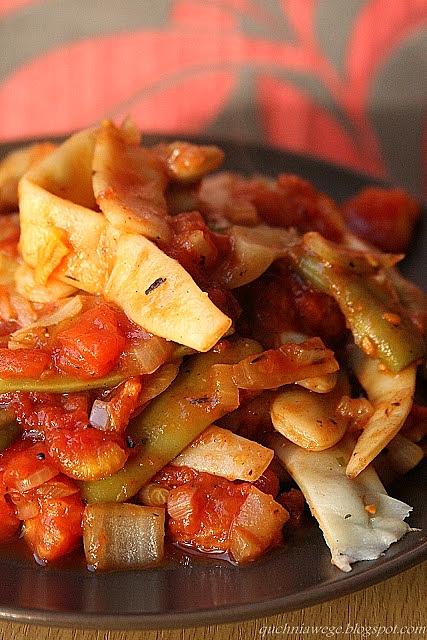 Fasolowe spaghetti z pomidorami i cebulą