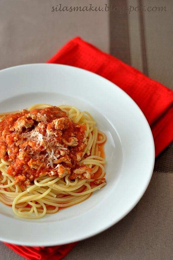 Spaghetti z sosem pomidorowym i mięsem