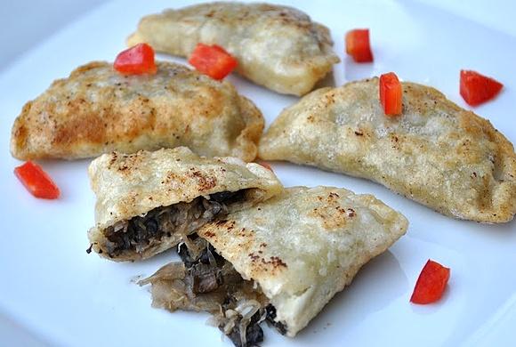 Złociste pierogi z kapustą i grzybami