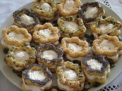 Ciasteczka przekładane kremem serowym feta