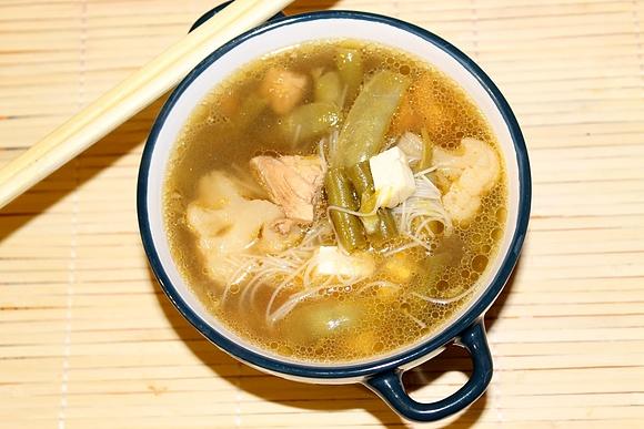 Azjatycka zupa pomarańczowa z łososiem i tofu