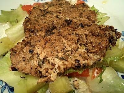 Grillowany kotlet schabowy na sałatce