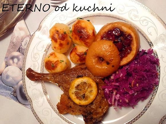 Świąteczny obiad z kaczymi udkami i pieczonymi jabłkami