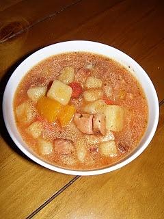 Gulaszowa zupa pomidorowa z ziemniakami i kiełbasą