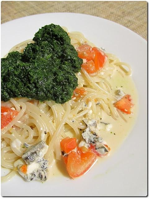 Makaron ze szpinakiem w sosie blue cheese
