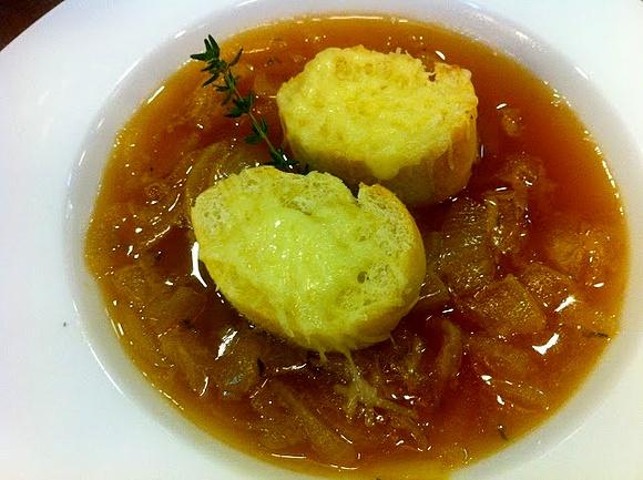 Zupa cebulowa z serową grzanką