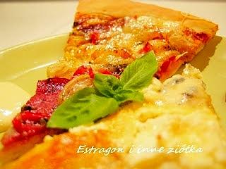 Łagodna i pikantna pizza serowa z peperoni