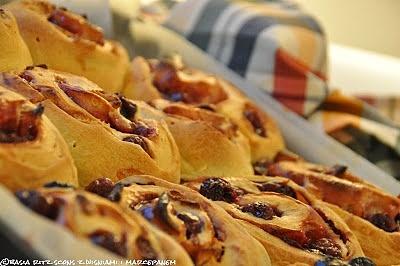 Scones słodkie bułki z nadzieniem wiśniowo-marcepanowym