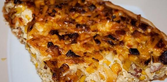 Tarta z boczkiem, porami i kukurydzą