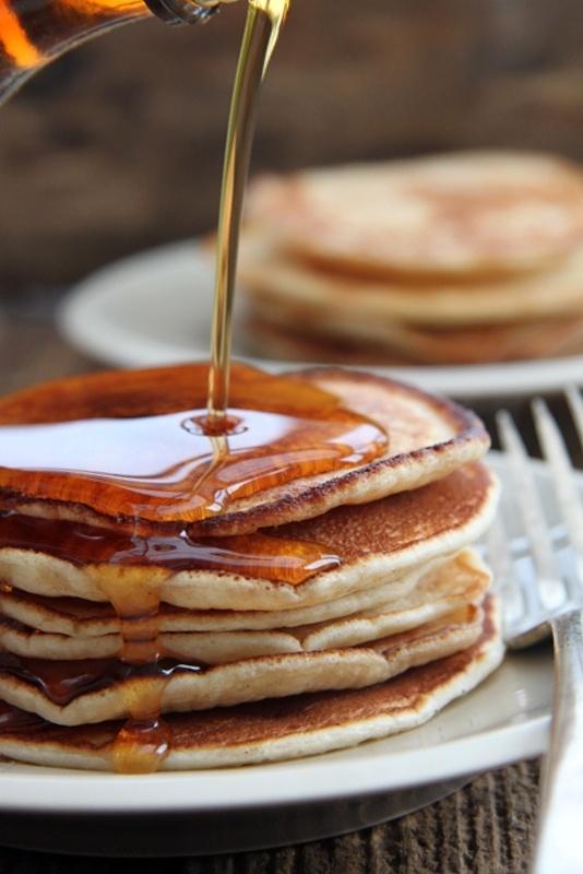 Klasyczne pancakes – przepis na lekkie placuszki na śniadanie
