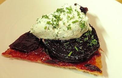 Buraczkowa tarta tatin z kremem z koziego sera
