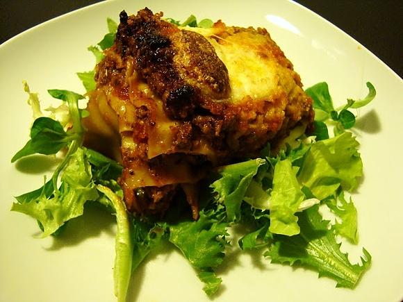 Pikantna lasagne z mięsem wołowym i mozzarellą