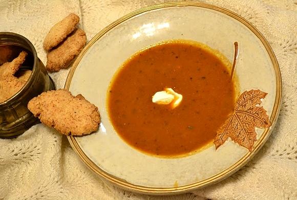 Zupa z suszonych pomidorów z krakersami pecorino
