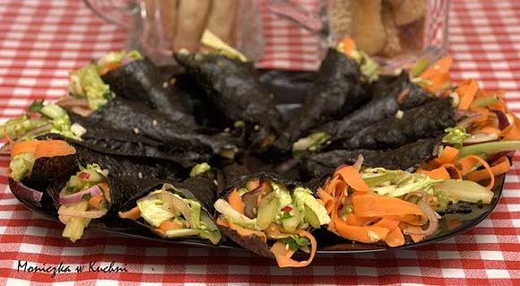 Kolorowa sałatka w rożkach z sushi nori na imprezy i spotkania