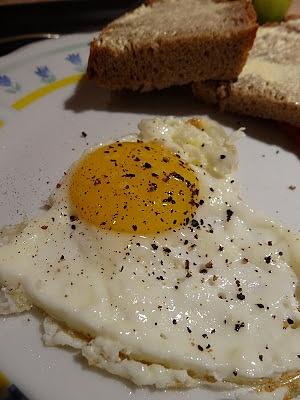 Sadzone serduszko na śniadanie z pieczywem jabłkiem i kiełbasą