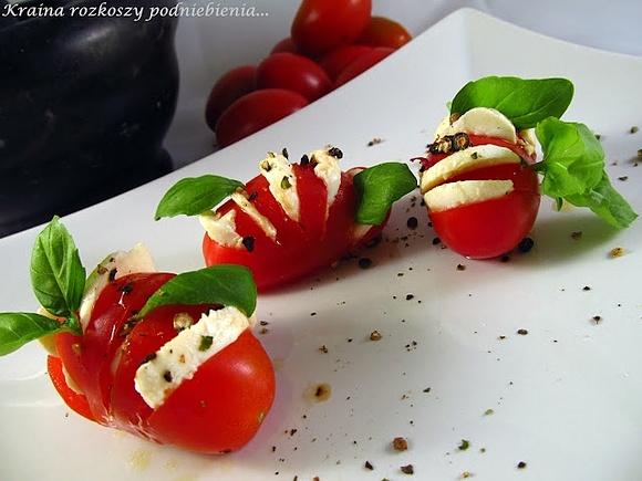 Mini Caprese – włoska przekąska z pomidorów, mozzarelli i bazylii