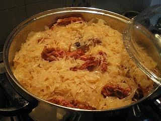 Bigos z kapustą, wędzonym kością schabu i żeberek