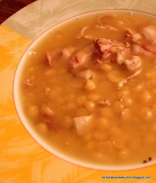 Grochówka szwedzka z boczkiem i naleśnikami