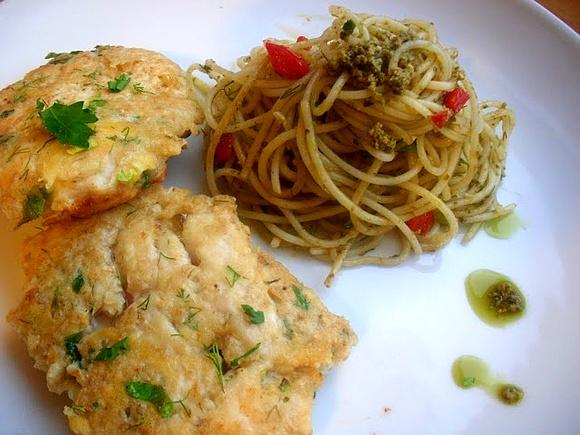 Pierś z kurczaka w panierce owsiano-serowej z makaronem