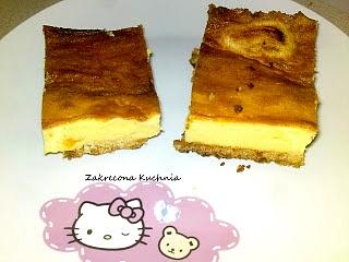 Sernik z brzoskwiniami