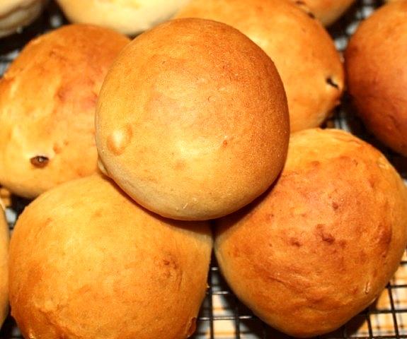 Słodkie bułeczki z bakaliami i skórką pomarańczową