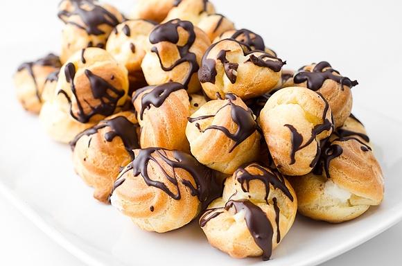 Profiterole - mini ptysie z bitą śmietaną i polewą czekoladową