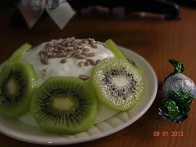 Waniliowy pudding z kaszy manny z serkiem, kiwi i ziarnami słonecznika