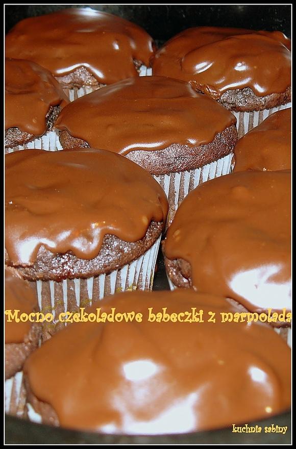 Mocno czekoladowe babeczki z marmoladą
