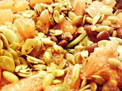 Słodko gorzki smak mix sałat z botwinką grejpfrutem i fasolką