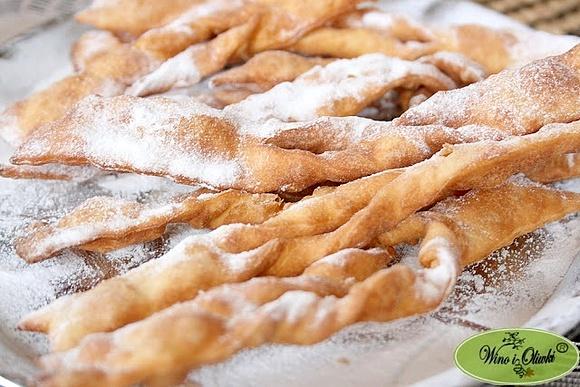 Faworki - polski deser z ciasta kruchego i cukru pudru