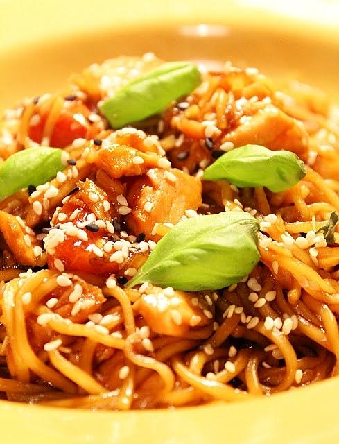 Makaron z łososiem w sosie teriyaki