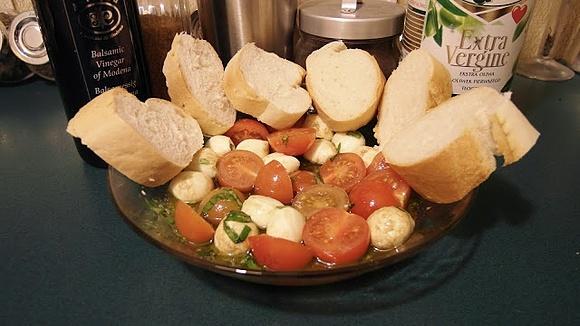 Włoska sałatka z mozzarelli i pomidorków koktajlowych