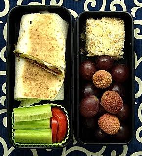 Wrap z szynką, mozzarellą i suszonymi pomidorami