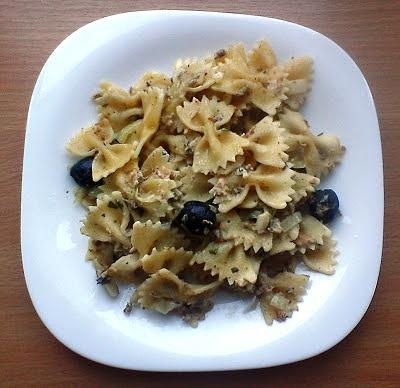 Farfalle z tuńczykiem, oliwkami, kaparami i zielonym pieprzem